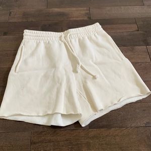 TNA aritzia cozy fleece boyfriend sweatshort 6” size small whisper white